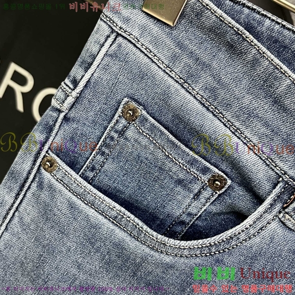   û P975744